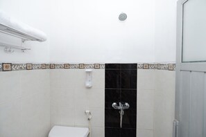 Standaard tweepersoonskamer | Badkamer | Een douche, handdoeken