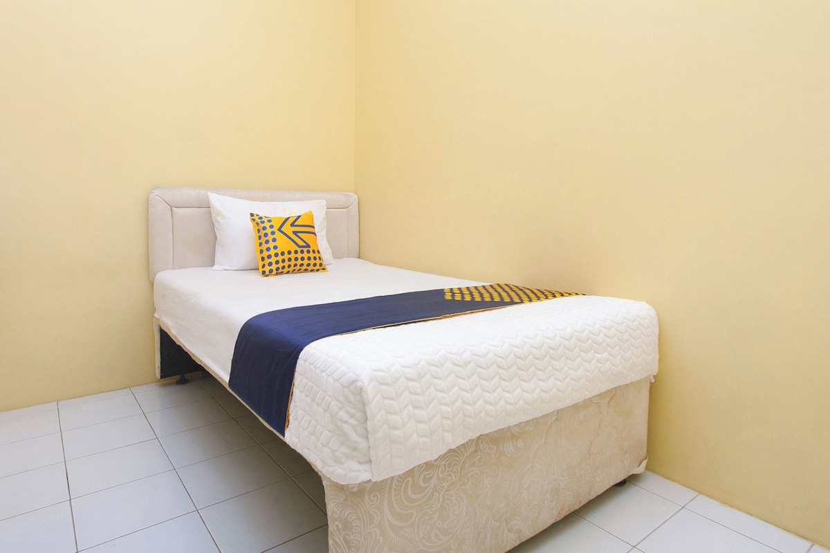 Desk, WiFi (free), bed sheets