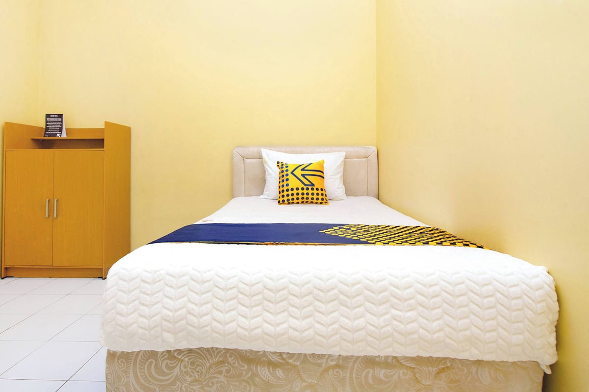 Desk, WiFi (free), bed sheets