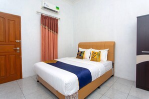 Double Room | Desk, free WiFi, bed sheets - SPOT ON 2830 Azka Guest House Syariah (Cilacap)