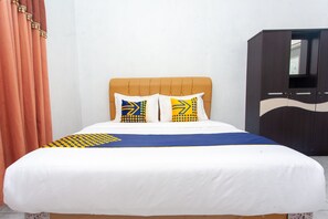 Desk, free WiFi, bed sheets - SPOT ON 2830 Azka Guest House Syariah (Cilacap)