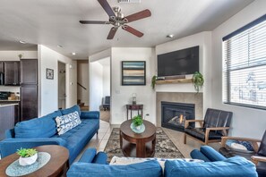 Smart TV, caminetto, lettore DVD, libri