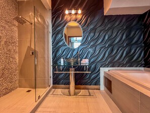 Ensemble douche/baignoire, baignoire à jets, sèche-cheveux