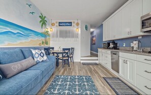 Smart TV, libros, biblioteca musical y estéreo 