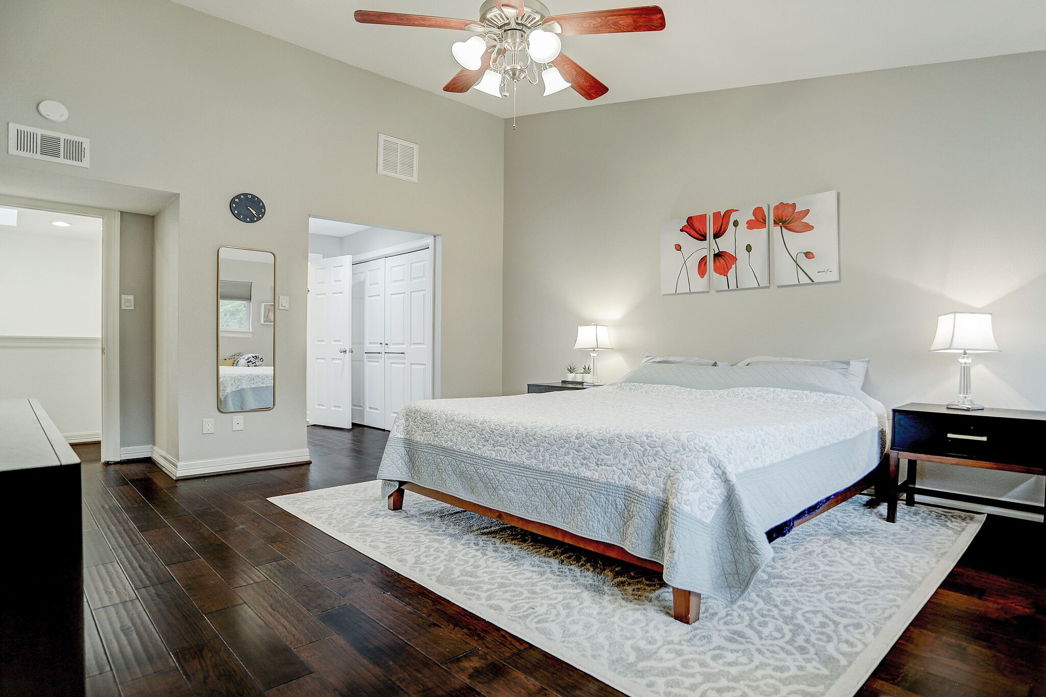 2 bedrooms, desk, iron/ironing board, WiFi