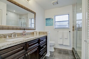Badewanne, Haartrockner, Handtücher, Seife