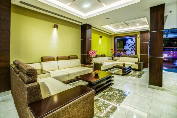 Lobby sitting area - Chirag Inn (Thiruvananthapuram)