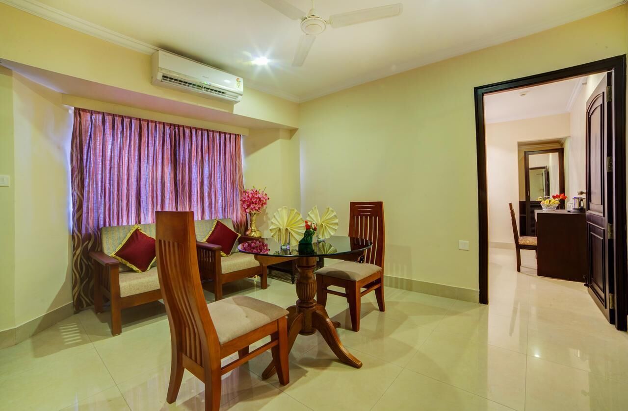 Suite Room | Living area | 32-inch flat-screen TV with cable channels, TV