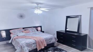 3 chambres, bureau, fer et planche à repasser, accès au Wi-Fi (inclus)