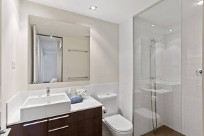 Ensemble baignoire-douche, séchoir à cheveux, serviettes fournies