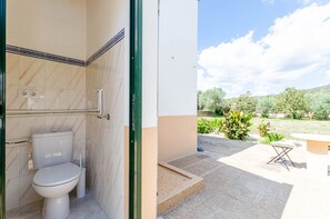 Douche, sèche-cheveux, serviettes fournies