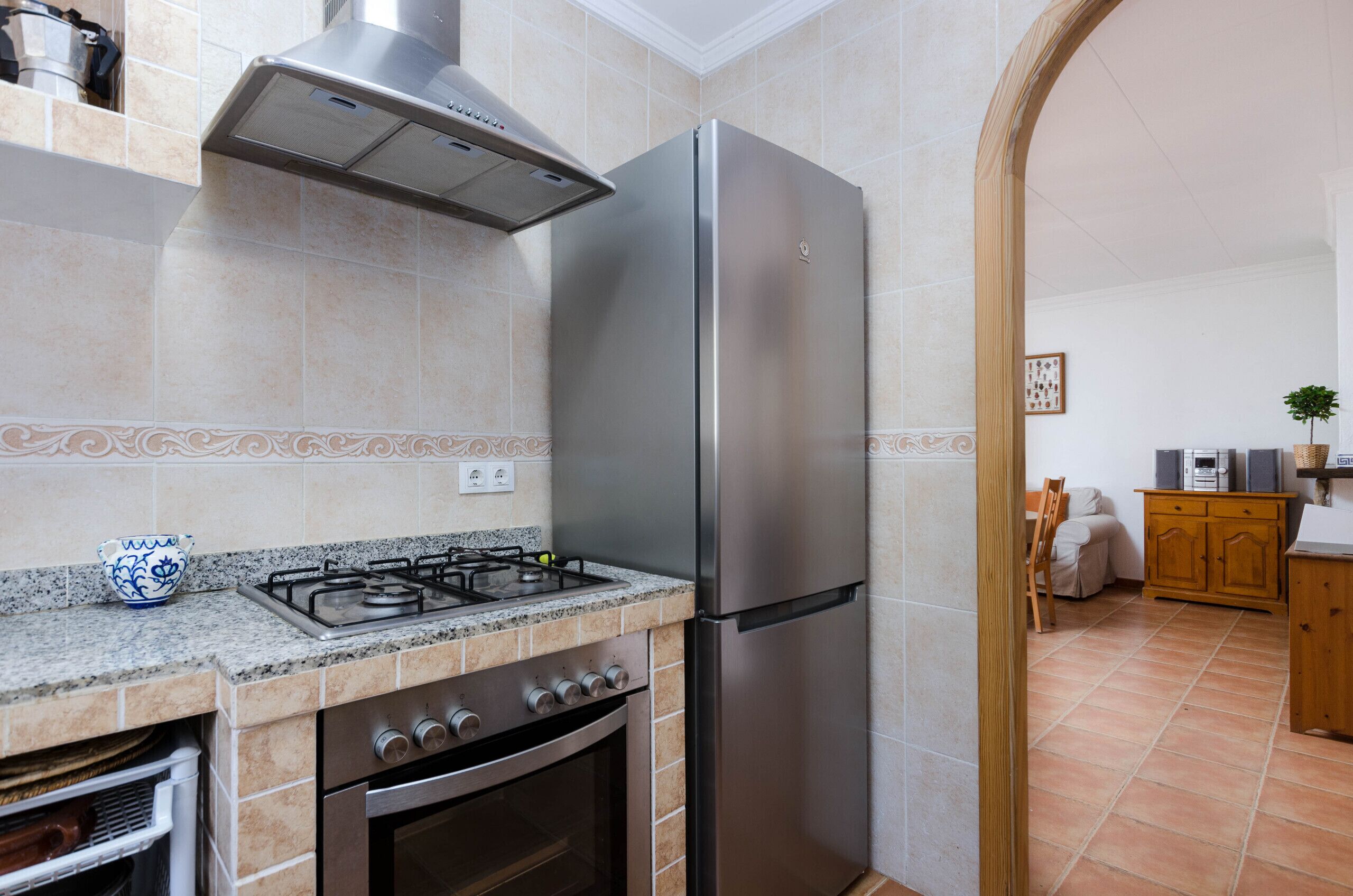 Een koelkast, een microgolfoven, een oven, een vaatwasser