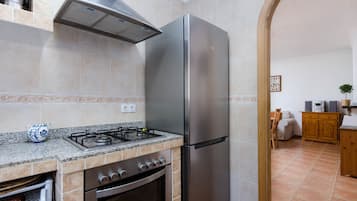 Een koelkast, een microgolfoven, een oven, een vaatwasser