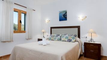 3 slaapkamers, een strijkplank/strijkijzer, reisbedje, gratis wifi