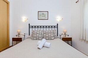 3 slaapkamers, een strijkplank/strijkijzer, reisbedje, gratis wifi