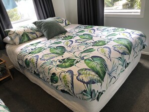 3 bedrooms, iron/ironing board, free WiFi, bed sheets - Bull Creek Bach - Stunning Ocean view! (Akatore)