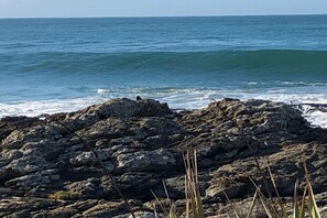 Beach nearby, sun loungers, beach towels - Bull Creek Bach - Stunning Ocean view! (Akatore)