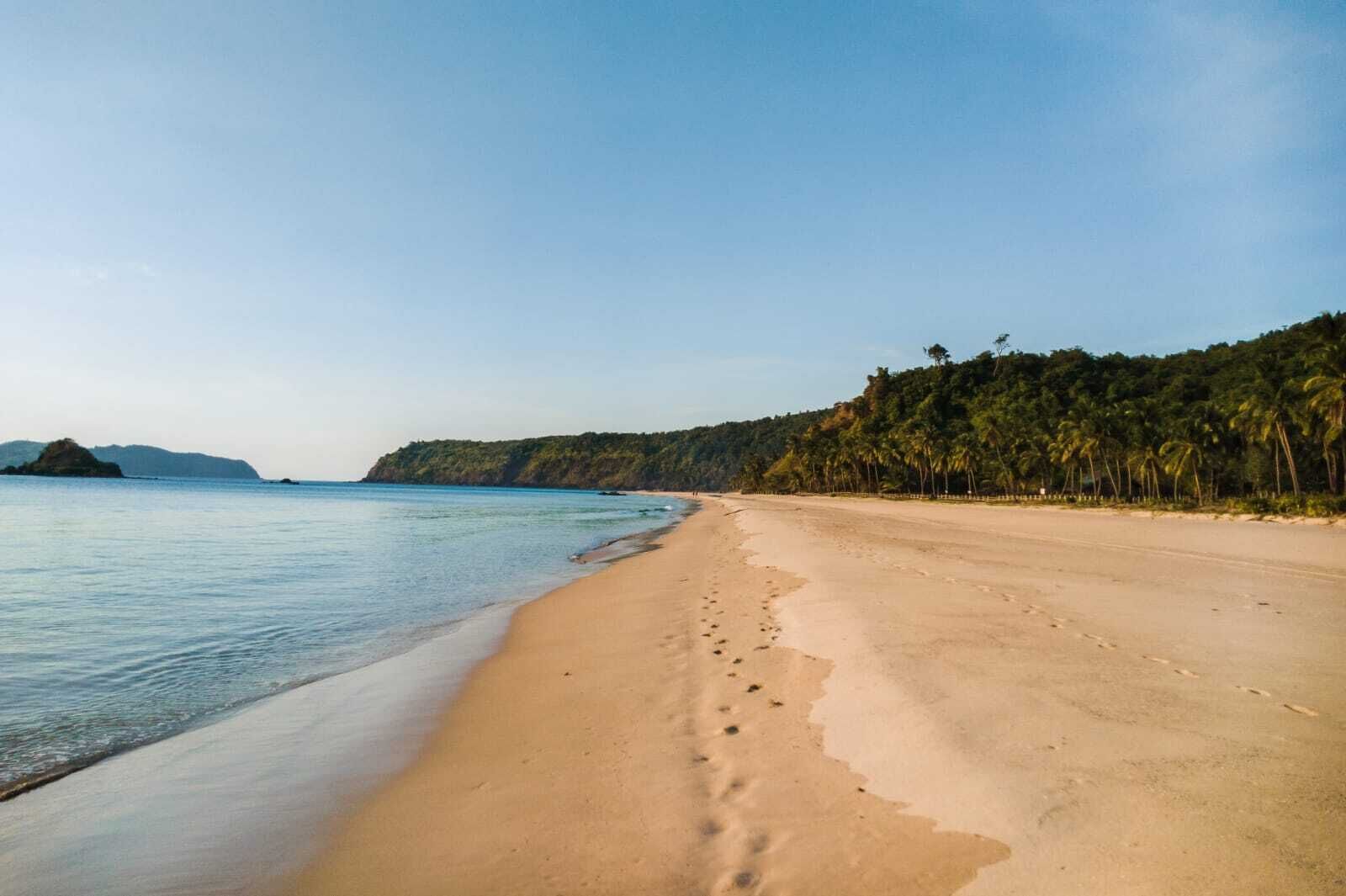 Ubicación cercana a la playa y arena blanca