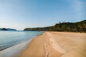 Una playa cerca, arena blanca