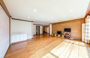 Room (Na-dong Private) | Living area | Flat-screen TV - Mother Pension (Gapyeong)