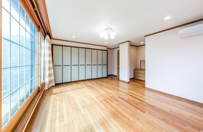 Room (Na-dong Private) | Living area | Flat-screen TV - Mother Pension (Gapyeong)