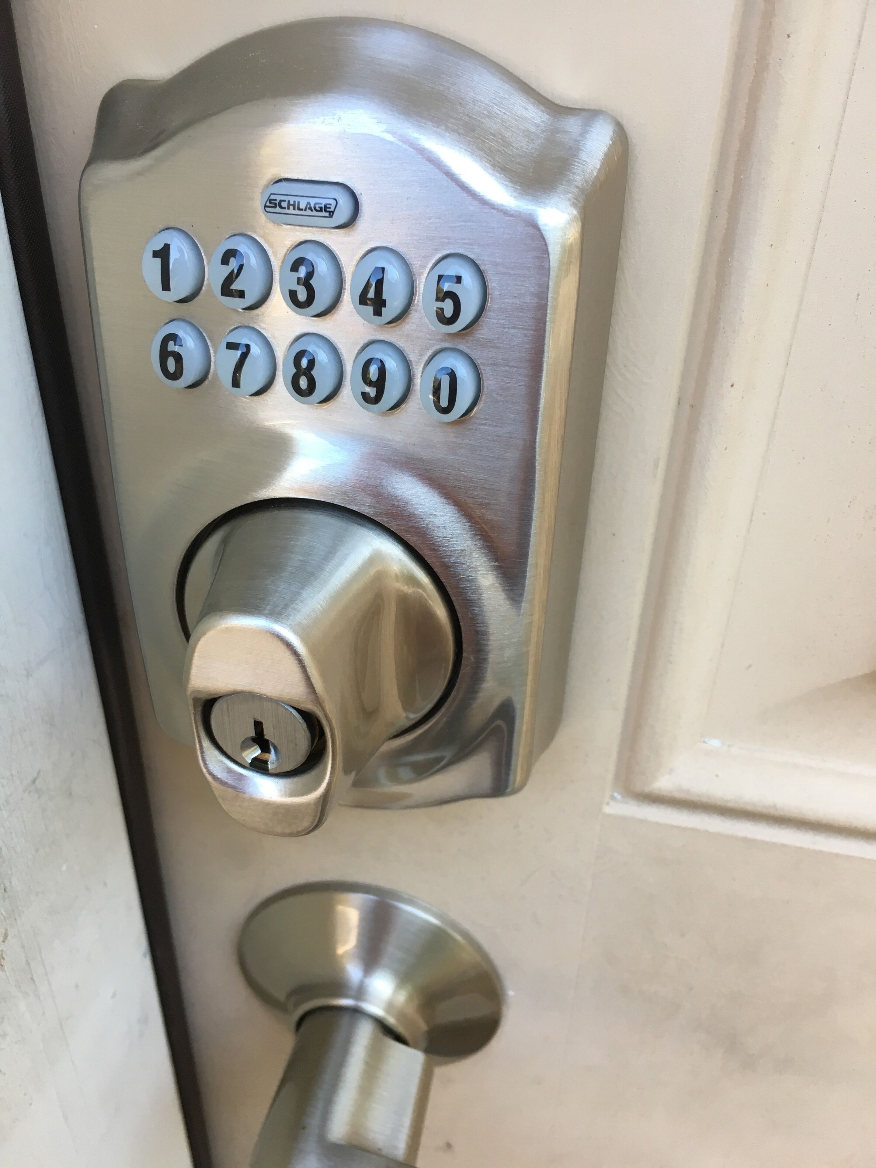 Un système de verrouillage à clavier numérique moderne pour une porte.