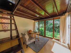 Deluxe Cottage | Living area