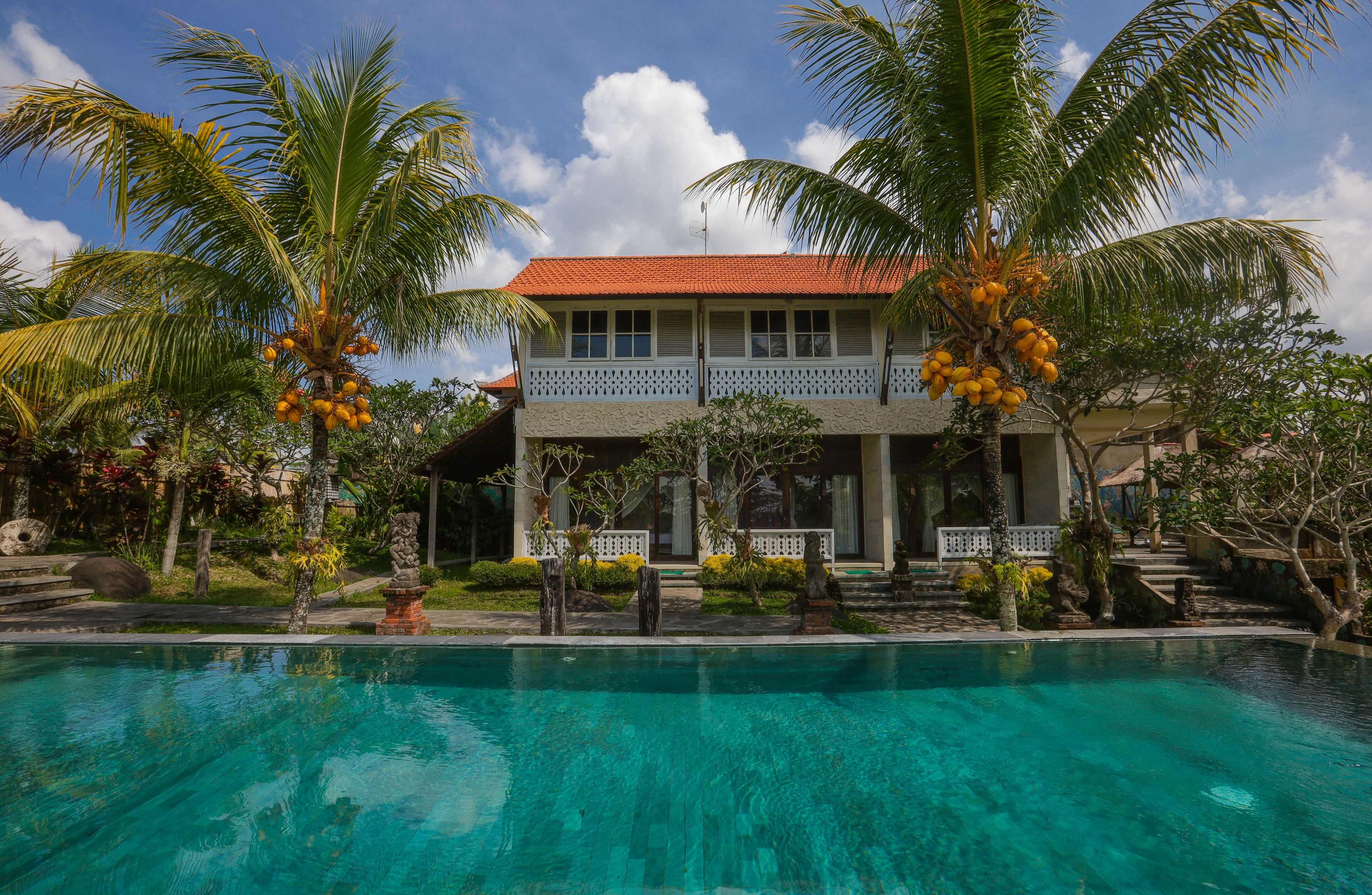 2 outdoor pools, pool loungers