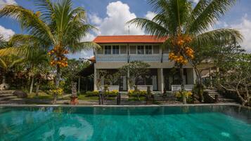 2 outdoor pools, pool loungers