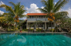 2 outdoor pools, pool loungers