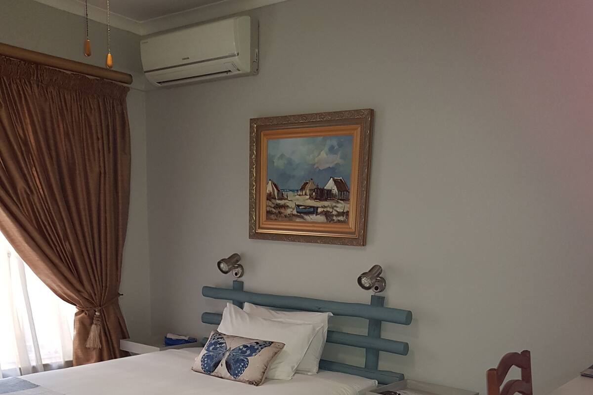 Basic Double Room | In-room safe, individually decorated, desk, blackout drapes