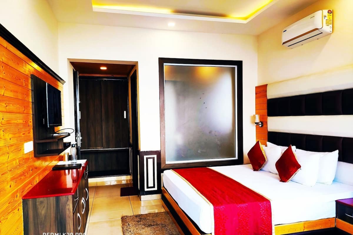 Premium bedding, iron/ironing board, free WiFi, bed sheets