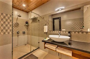 Deluxe Room, Balcony | Bathroom | Shower, eco-friendly toiletries, slippers, towels