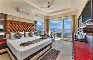 Quarto premium, sacada, vista para a colina | Roupas de cama premium, ferros/tábuas de passar roupa, Wi-Fi de cortesia