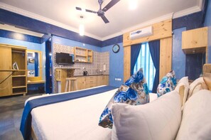 Estudio superior | Decoración personalizada, muebles diferentes y escritorio