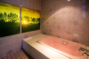 Twin Room | Bathroom | Separate bathtub and shower, rainfall showerhead, free toiletries - Kanku Kokusai Hotel (Wakayama)