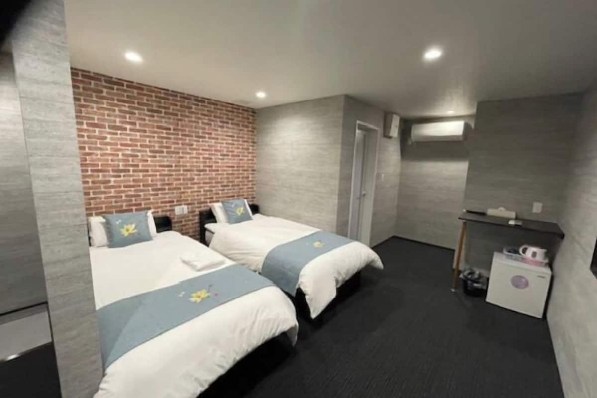 Schreibtisch, Bügeleisen/Bügelbrett, kostenloses WLAN, Bettwäsche