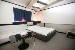 Chambre Double | Bureau, fer et planche à repasser, Wi-Fi gratuit, draps fournis