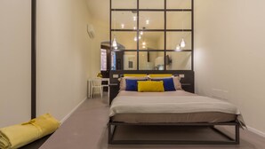 Un dormitorio con una cama, un escritorio y una silla.