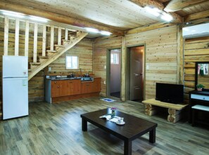 B | Wohnbereich | Flachbildfernseher