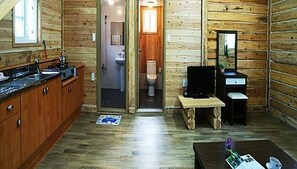 B | Eigene Kochnische | Kühlschrank, Mikrowelle, Herdplatte, Wasserkocher