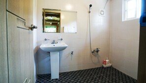 C | Bathroom | Shower, hair dryer, slippers, towels - Jeju Joa Log Pension (Seogwipo)
