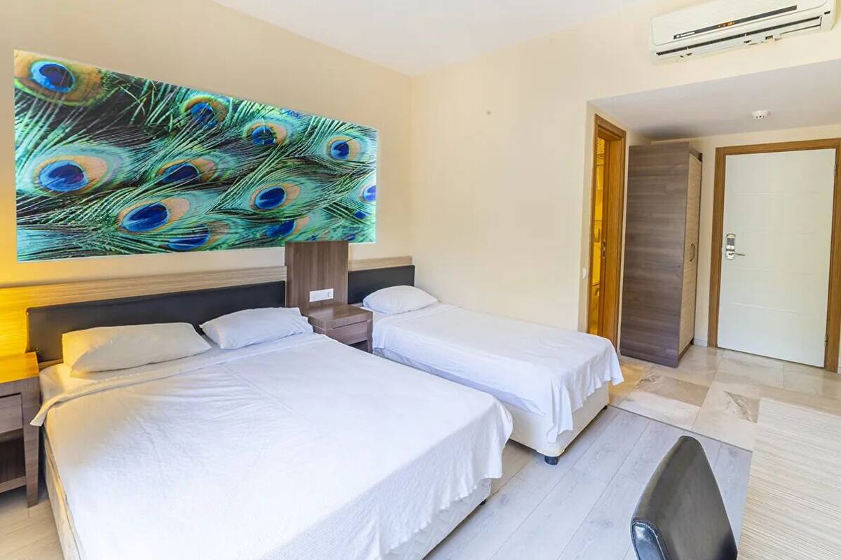 Standaard kamer, uitzicht op zwembad | 1 slaapkamer, een minibar, een kluis op de kamer, een bureau