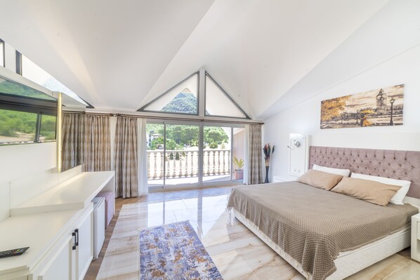 Minibar, in-room safe, desk, laptop workspace - Adrasan Beltom Beach Hotel (Kumluca)