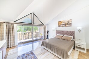 Teras Suite Oda | Minibar, caja de seguridad en la habitación y escritorio 