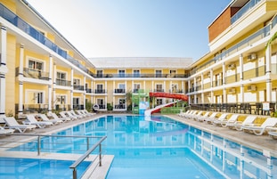 Una piscina al aire libre