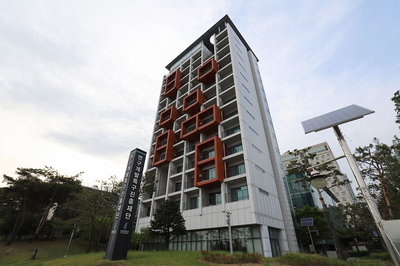 Un immeuble moderne de grande hauteur, doté d’une façade originale caractérisée par des motifs géométriques et des balcons.