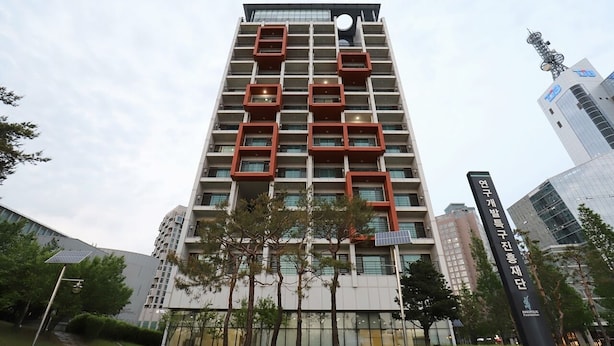 A modern high-rise building with multiple balconies and a prominent vertical design element. - Daejeon I-Hotel (Daejeon)