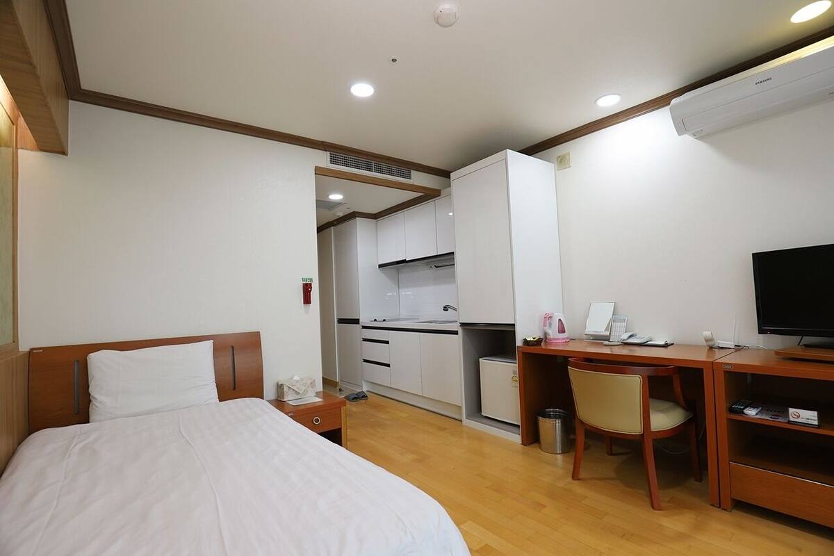 Standard Single Room | Desk, laptop workspace, blackout drapes, soundproofing