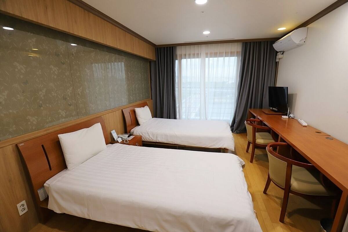 Deluxe Twin Room | Desk, laptop workspace, blackout drapes, soundproofing
